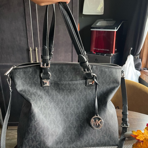 Large MK handbag- good condition - Picture 4 of 6